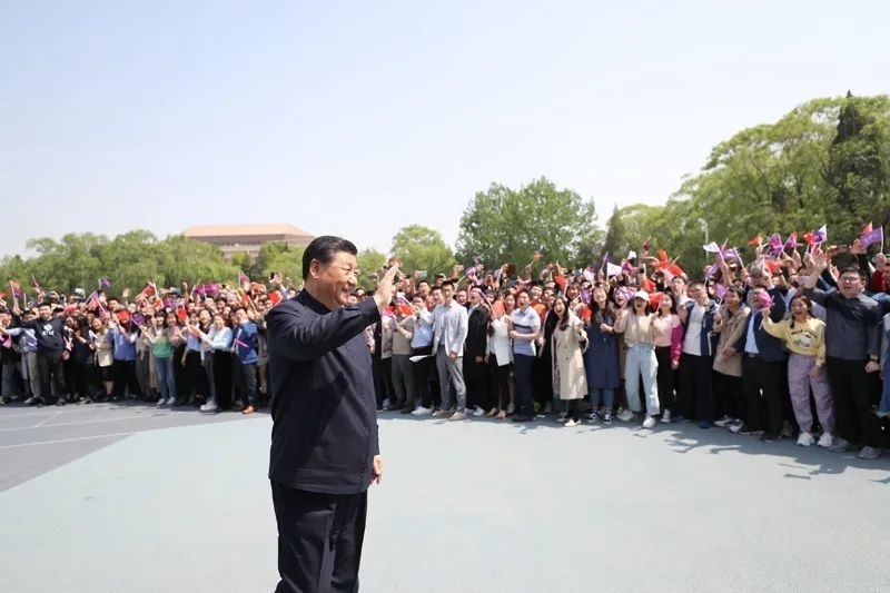 2021年4月19日，在清華大學(xué)建校110周年校慶日即將來臨之際，習(xí)近平來到清華大學(xué)考察。圖為習(xí)近平離開學(xué)校時(shí)，同師生們揮手致意。新華社記者 鞠鵬 攝