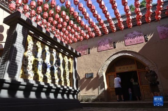 6月23日，游人在三門峽市陜州地坑院景區(qū)內(nèi)游覽。