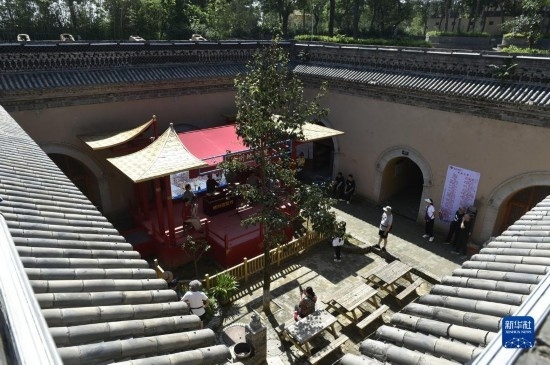 6月23日，游人在三門峽市陜州地坑院景區(qū)內(nèi)游覽。