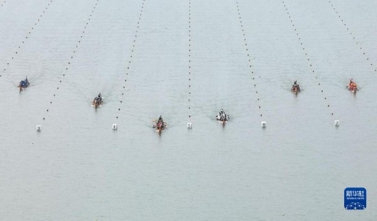 6月23日，在江蘇省泰州市水上運動訓練基地，人們參加龍舟比賽（無人機照片）。
