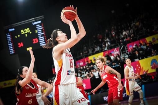 中國女籃隊(duì)員韓旭籃下進(jìn)攻。圖片來源：國際籃聯(lián)