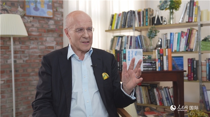 西蒙·溫切斯特接受人民網(wǎng)采訪。人民網(wǎng)記者 劉寧攝