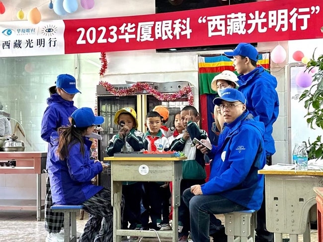 華廈眼科醫(yī)務(wù)人員對(duì)當(dāng)?shù)厣倌陜和M(jìn)行近視、弱視、斜視篩查。人民網(wǎng)記者 李棟攝