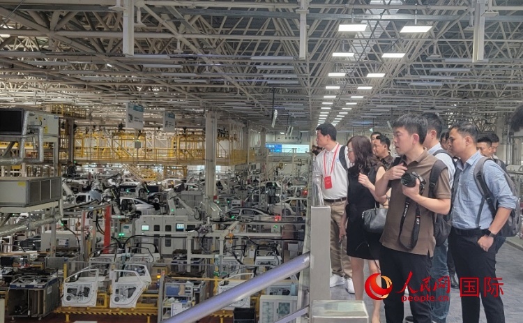 外媒記者在廣汽埃安車間參觀。人民網(wǎng) 寧玉瑛攝