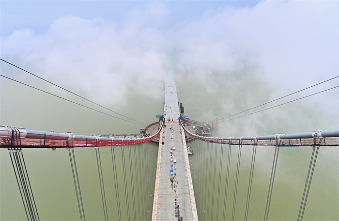 從270米高塔俯瞰深中通道伶仃洋大橋施工現(xiàn)場。（中交集團(tuán)供圖）