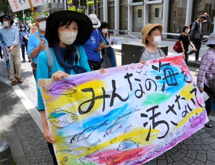 2023年6月20日，日本民眾在福島縣政府周?chē)e行抗議活動(dòng)，強(qiáng)烈反對(duì)核污水排海計(jì)劃，呼吁保護(hù)漁業(yè)資源。圖片來(lái)源：《朝日新聞》