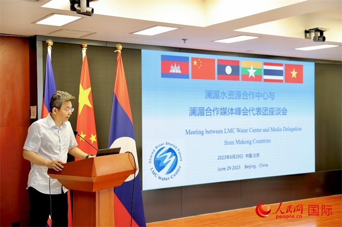 由瀾湄六國有關(guān)部門及主流媒體等組成的采訪團(tuán)與中方代表在瀾湄水資源合作中心舉行座談會(huì)。水利部國際合作與科技司副司長、一級(jí)巡視員、瀾湄水資源合作聯(lián)合工作組中方組長李戈發(fā)表講話。（人民網(wǎng) 李世奇攝）