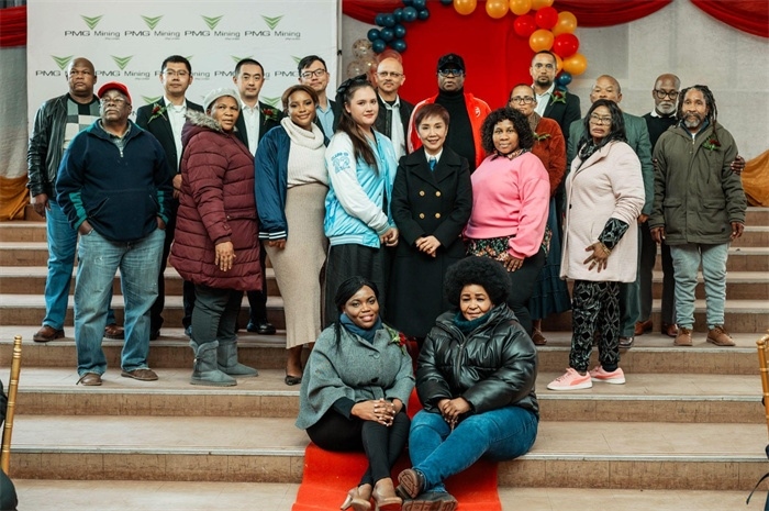 PMG礦業(yè)公司股東和管理團隊和演講嘉賓合影。（圖片來源：廣西大錳南非PMG礦業(yè)有限公司）
