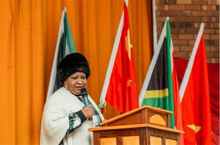 Magdeline Mokwena女士致辭。（圖片來源：廣西大錳南非PMG礦業(yè)有限公司）