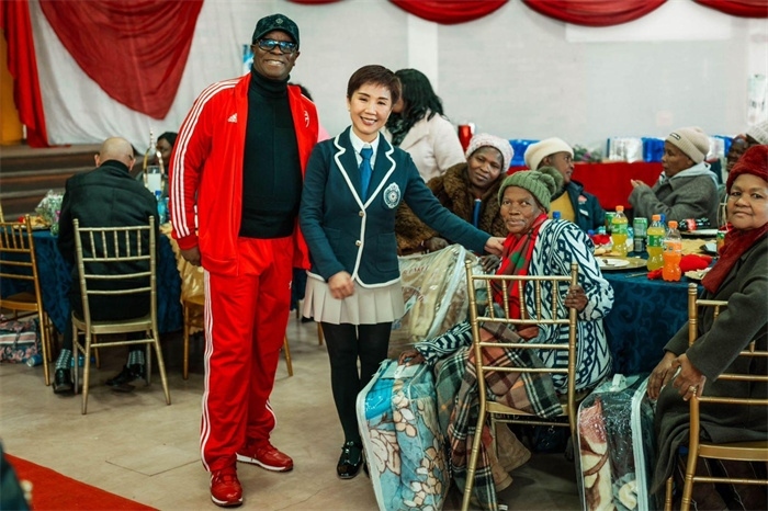 Micheal Mohala中將、黃琳與社區(qū)老人合影。（圖片來源：廣西大錳南非PMG礦業(yè)有限公司）