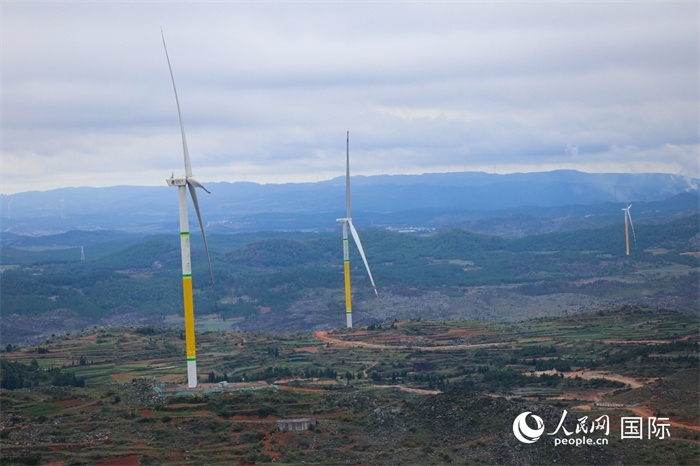 位于云南省曲靖市富源縣的富源西風(fēng)電基地。（人民網(wǎng) 李發(fā)興攝）