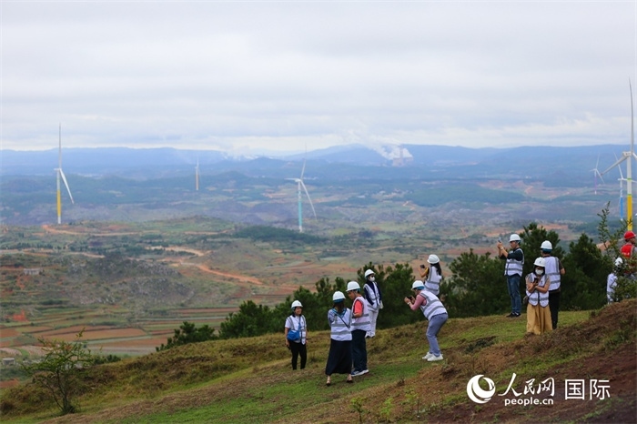 瀾湄記者團在富源西風(fēng)電基地拍照“打卡”。（人民網(wǎng) 李發(fā)興攝）