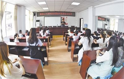  圖②：法院干警向參加活動的學(xué)生和家長講解暑假安全教育知識。