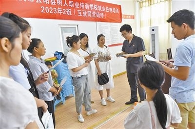  圖③：法院干警現(xiàn)場指導(dǎo)鄉(xiāng)村“代理家長”如何正確管護(hù)留守兒童。