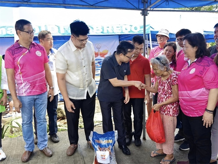 中國(guó)駐菲律賓大使館向部分馬榮火山受災(zāi)家庭分發(fā)賑災(zāi)物資。中國(guó)駐菲律賓大使館供圖