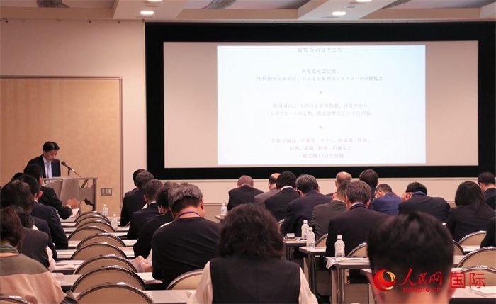 富士美術(shù)館文藝部長平野賢一介紹展覽內(nèi)容。（人民網(wǎng) 許可攝）