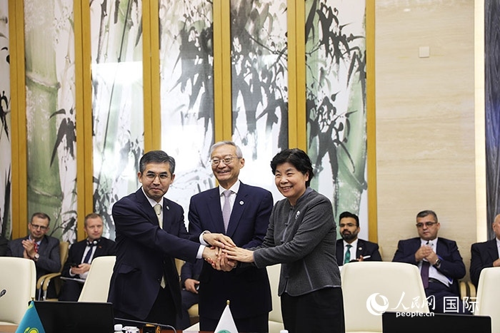 上合組織秘書處、哈駐華使館、上合組織睦鄰友好合作委員會簽署《聯(lián)合行動計劃》。人民網(wǎng) 俄布拉依攝