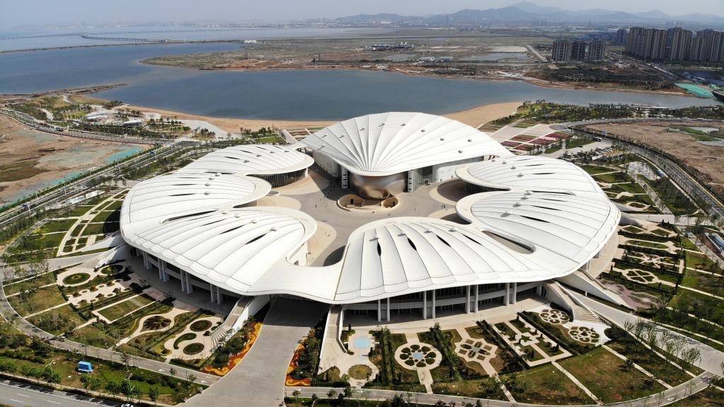 位于中國－上海合作組織地方經(jīng)貿(mào)合作示范區(qū)的青島·上合之珠國際博覽中心。新華社記者 李紫恒 攝