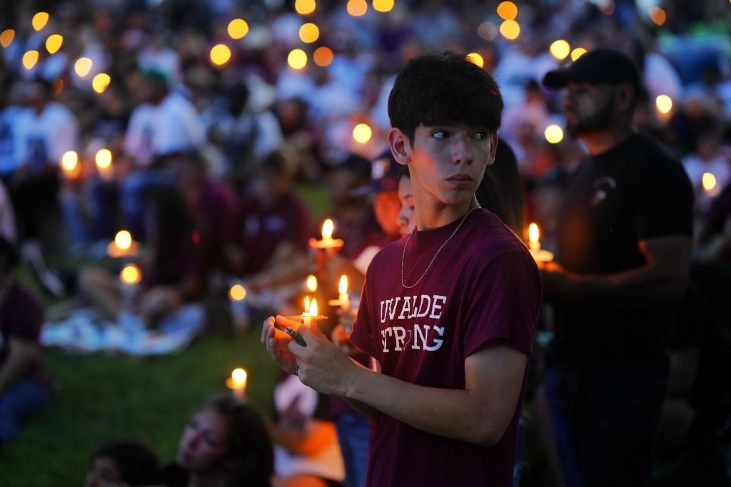 5月24日，在美國(guó)得克薩斯州小城尤瓦爾迪，人們參加守夜儀式悼念校園槍擊遇害者。當(dāng)日是美國(guó)尤瓦爾迪大規(guī)模校園槍擊事件一周年。新華社記者吳曉凌攝