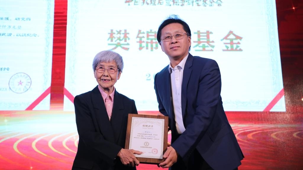 國(guó)家文物局黨組成員、副局長(zhǎng)解冰（右）為樊錦詩（左）頒發(fā)捐贈(zèng)證書。新華社記者張睿 攝