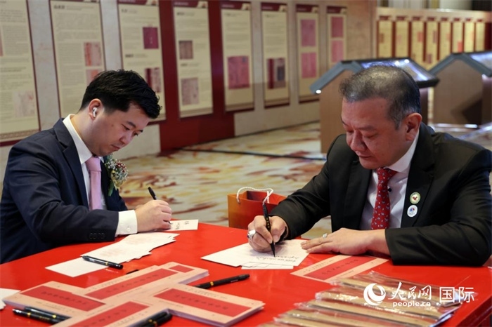 觀眾在展覽現(xiàn)場設置的體驗區(qū)手寫“批信”。人民網記者楊一攝