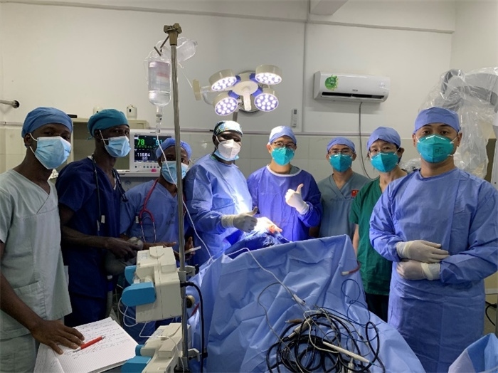 腦膿腫手術(shù)成功，全體參與手術(shù)的醫(yī)務(wù)工作者合影留念。中國第二十九批援幾內(nèi)亞醫(yī)療隊(duì)供圖