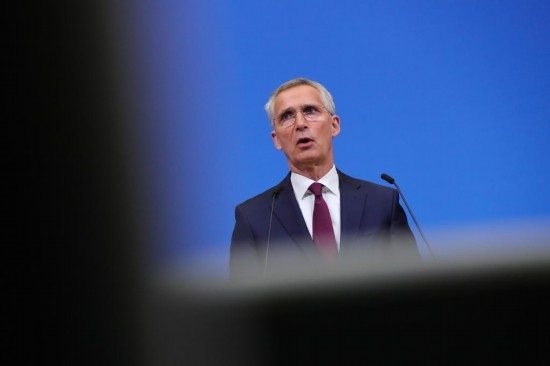 7月6日，在比利時(shí)布魯塞爾的北約總部，北約秘書(shū)長(zhǎng)斯托爾滕貝格在會(huì)議后召開(kāi)新聞發(fā)布會(huì)。新華社記者鄭煥松攝