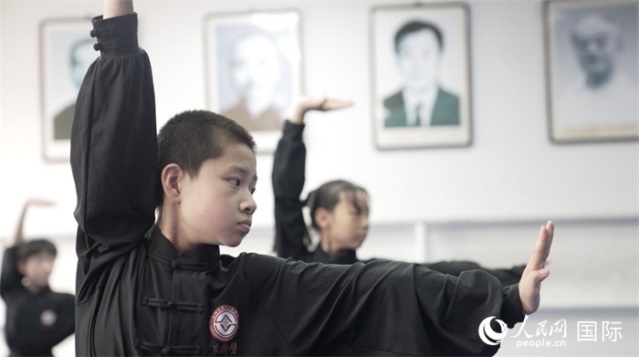 正在練習(xí)劈掛拳的武術(shù)學(xué)童。人民網(wǎng)記者 袁蒙攝
