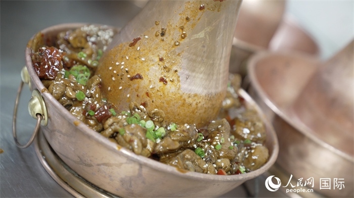 滄州火鍋雞。人民網(wǎng)記者 袁蒙攝