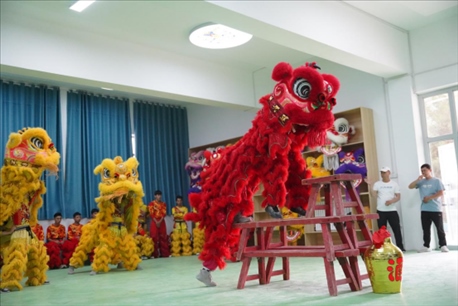 開課儀式現(xiàn)場，疏附縣第一中學(xué)舞獅隊的醒獅表演。