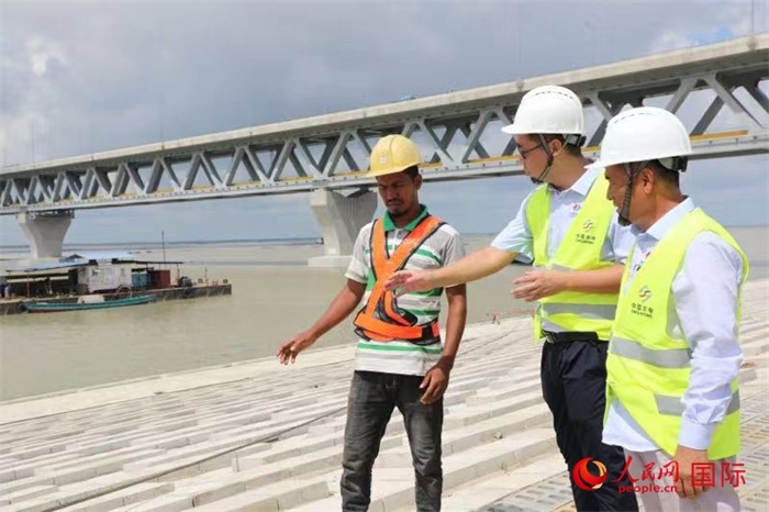 孟加拉國帕德瑪大橋河道整治工程北岸整治區(qū)域長1.5千米，南岸長11.5千米，是目前世界上規(guī)模最大的河道整治工程。人民網(wǎng)記者 孫廣勇攝