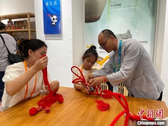 市民體驗(yàn)制作吉祥如意結(jié)。祝歡 攝