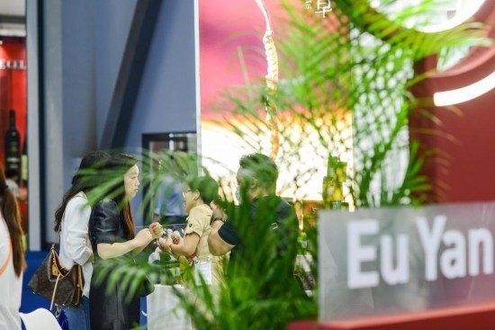 RCEP成員國企業(yè)亮相第三屆消博會。2023年4月12日，參觀者在新加坡企業(yè)余仁生的展臺了解產(chǎn)品。新華社記者王澤聰攝