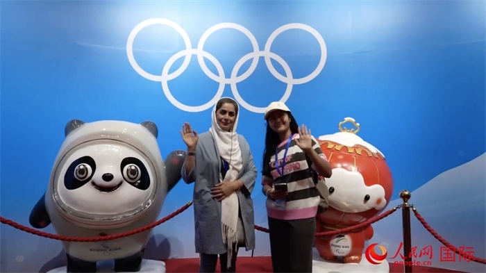 “上合小記者”與2022北京冬奧會(huì)吉祥物合影。實(shí)習(xí)生 方明軒攝