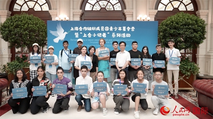 主辦單位為“上合小記者”頒發(fā)證書(shū)。實(shí)習(xí)生 方明軒攝