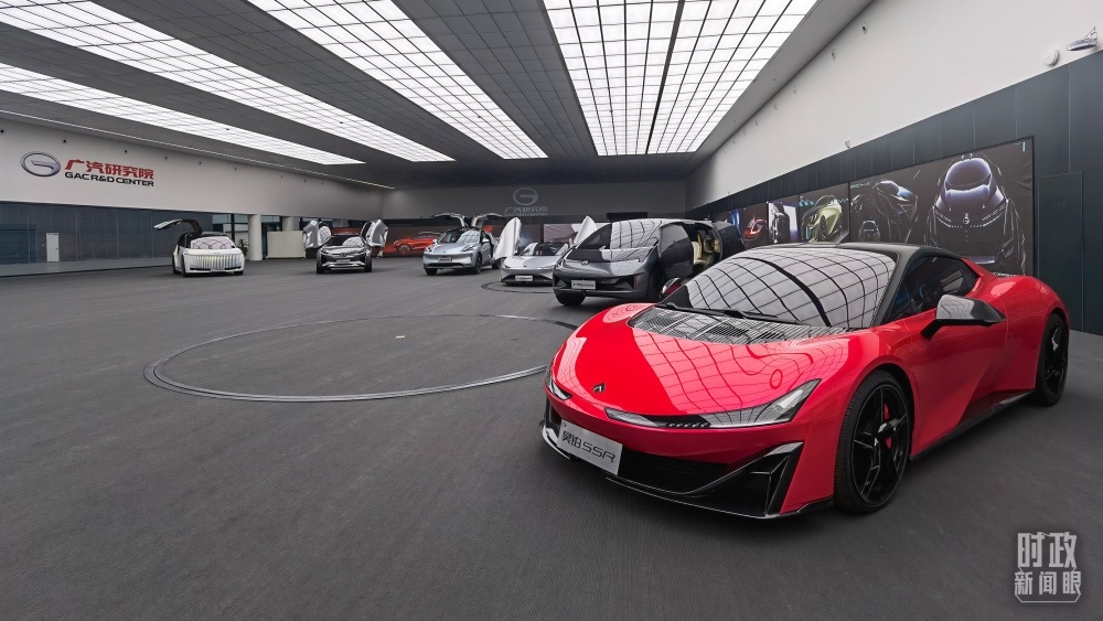 今年4月，習(xí)近平考察廣汽埃安新能源汽車(chē)股份有限公司，了解企業(yè)推動(dòng)制造業(yè)高端化、智能化、綠色化等情況。（總臺(tái)央視記者石丞拍攝）