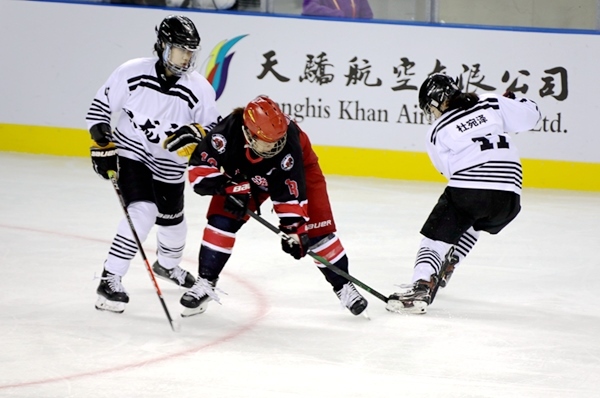 上海隊田博雅(中)與黑龍江隊杜宛澤爭搶。人民網(wǎng)記者 胡雪蓉攝