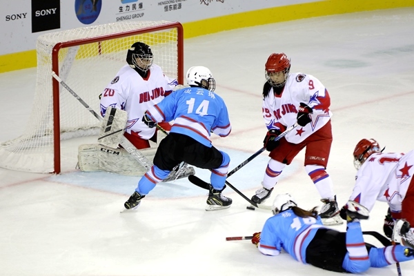 廣東隊球員與北京隊球員禁區(qū)混戰(zhàn)。人民網(wǎng)記者 胡雪蓉攝