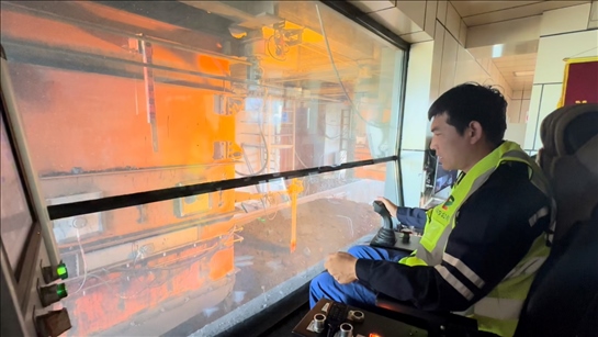 國家電投內(nèi)蒙古公司南露天煤礦裝車站司機(jī)石繼立的操縱下，一次性60噸的煤炭穩(wěn)穩(wěn)裝入車廂。人民網(wǎng) 金洪花攝