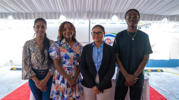 四名獲得中海油獎(jiǎng)學(xué)金的學(xué)生合影。中海油圭亞那有限公司供圖