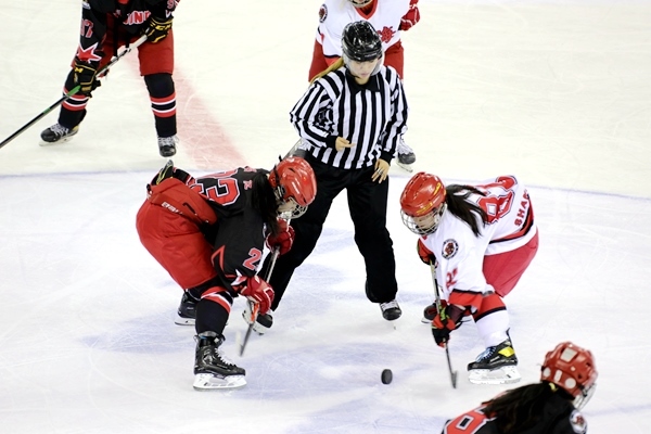 北京隊(duì)球員呂悅(左)與上海隊(duì)球員黃滟爭球。人民網(wǎng)記者 胡雪蓉?cái)z