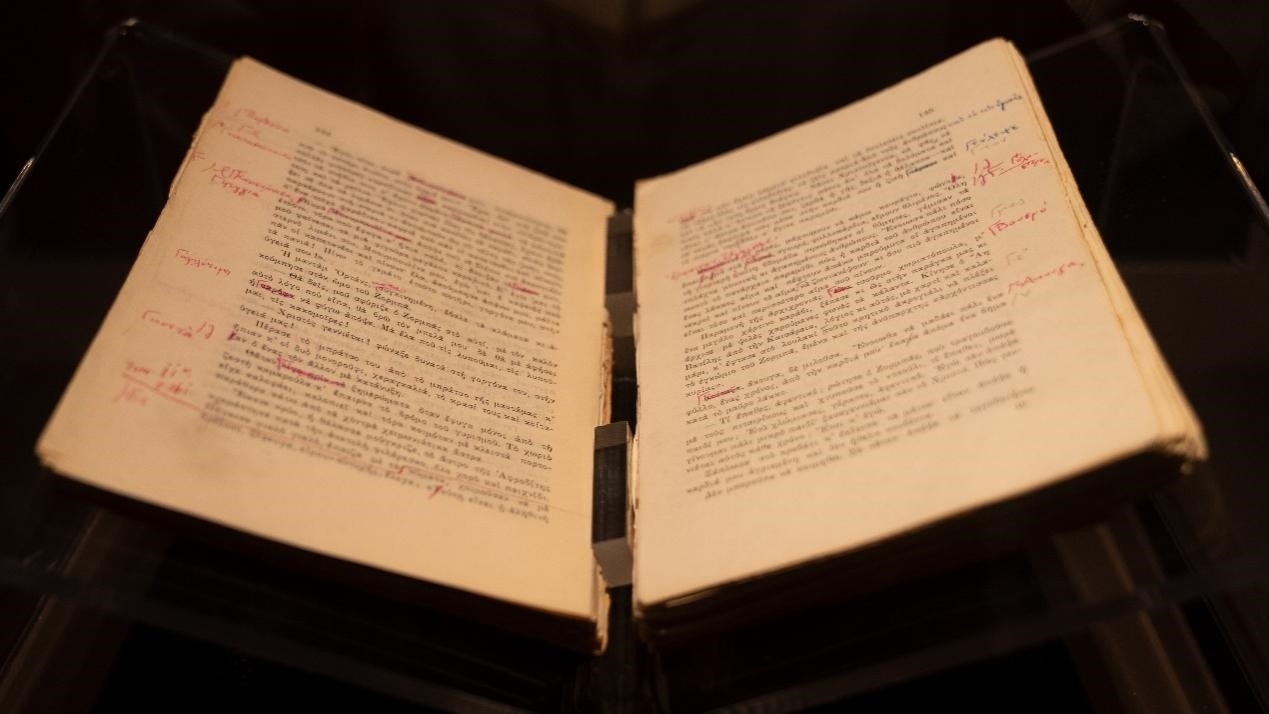 《希臘人左巴》初印后，卡贊扎基斯的修改批注。人民網(wǎng)記者 葛泰佚攝