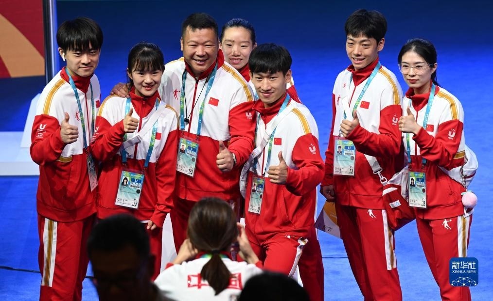 7月22日，中國代表團(tuán)部分成員在歡迎儀式后合影。新華社記者 王曦 攝