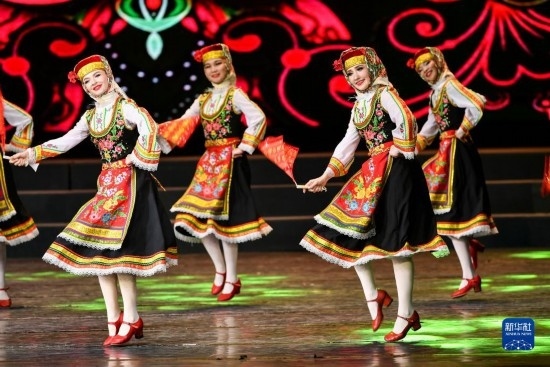 7月21日，哈薩克斯坦薩爾塔納國家舞蹈團的演員在演出。