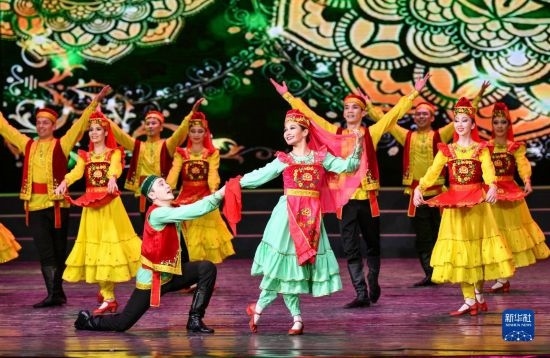 7月21日，哈薩克斯坦薩爾塔納國家舞蹈團的演員在演出。