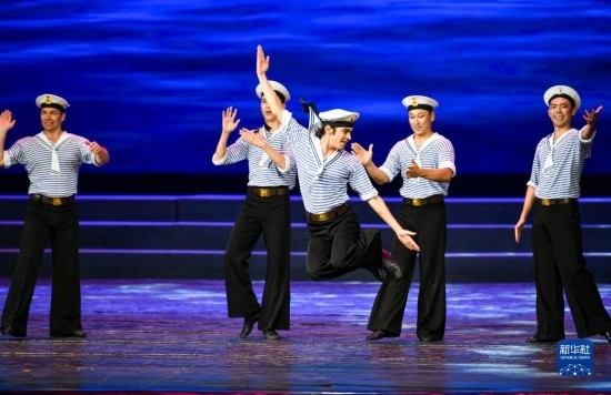 7月21日，哈薩克斯坦薩爾塔納國家舞蹈團的演員在演出。