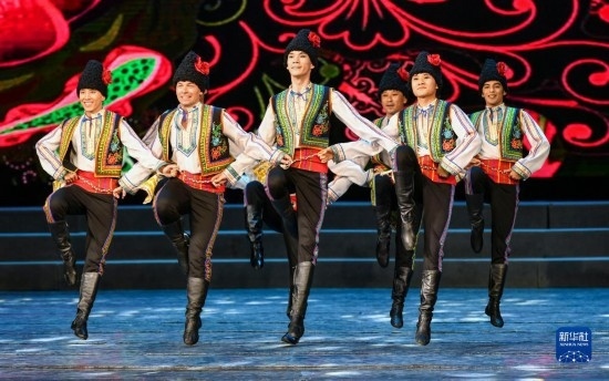 7月21日，哈薩克斯坦薩爾塔納國家舞蹈團的演員在演出。