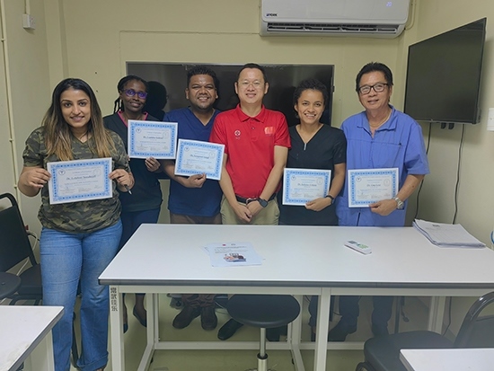 醫(yī)療隊(duì)成員與部分學(xué)員合影。第18期援圭亞那醫(yī)療隊(duì)供圖