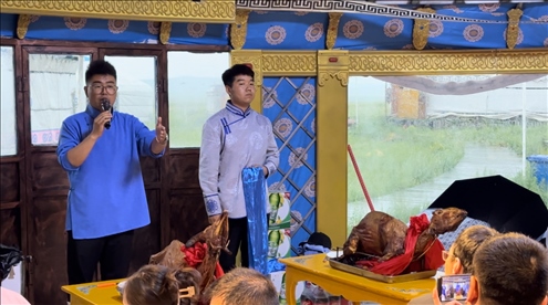 圖為草原蒙古包全羊宴。人民網(wǎng)記者 金洪花攝