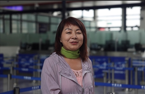 7月22日，曾經(jīng)在老撾瑯勃拉邦工作過3年的加拿大華僑孫月玲乘坐中老鐵路國際旅客列車從中國出境。衛(wèi)海林 攝